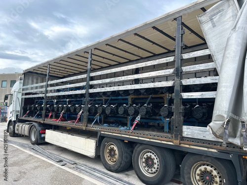 Cargo transportation of driving driven axles in a semi-trailer truck