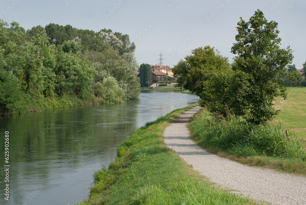 canale di irrigazione per coltivazioni agricole