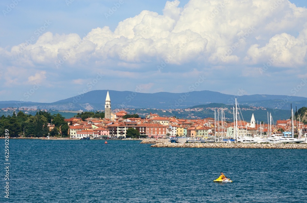 Vista panorámica de Izola y su puerto, Eslovenia