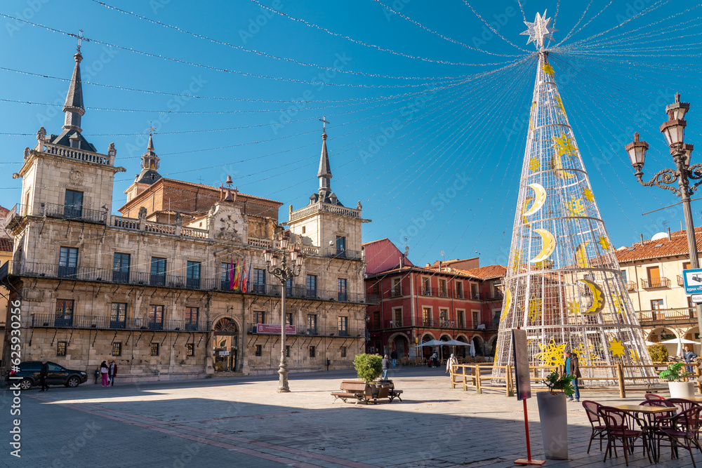 Obraz premium Leon, Spain - November 12 2022: Christmas tree in the city center of Leon in Plaza Mayor Square. Streets of Leon decorated with lights and ornaments in anticipation of the Christmas celebration. 
