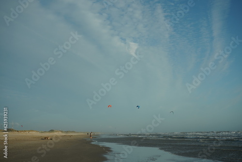 Nordsee-Strand mit Kite Surfern
