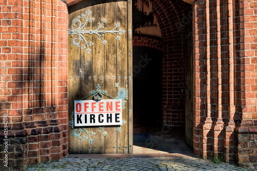 malchow, deutschland - portal der stadtkirche mit schild offene kirche
