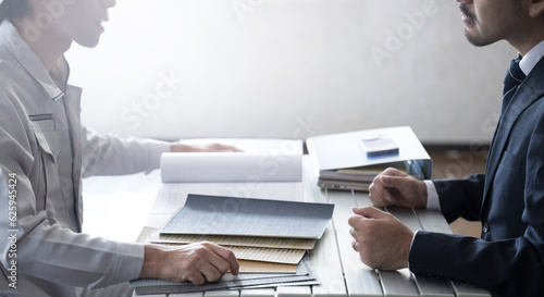 Foto 契約内容と実際が違うので問題が起き、喧嘩してぶつかる業者とサラリーマン　打ち合わせや商談