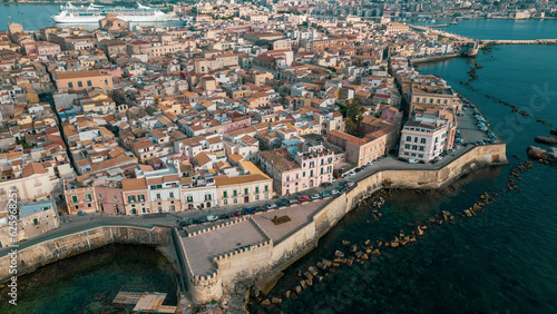 Fotografi Aerial photo of the town of Syracuse in Sicily.