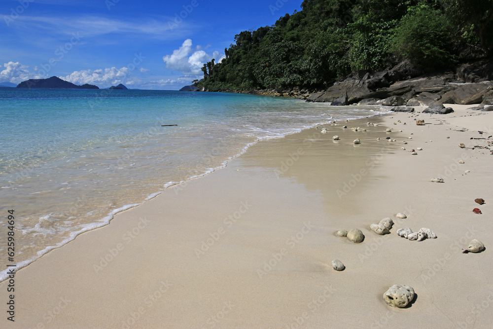 Nyaung Oo Phee Island, Myanmar
It is the farthest island from both Myanmar and Thailand. It is very beautiful here. Nyaung Oo Phee Island, Myanmar
It is the farthest island from both Myanmar and Thailand. It is very beautiful here.