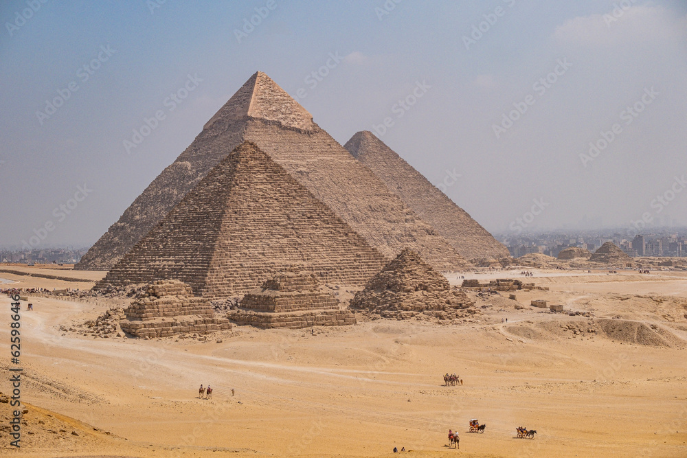 Necrópolis de Guiza, pirámide de Micerinos, pirámide de Kefrén y pirámide de Keops, Egipto Necrópolis de Guiza, pirámide de Micerinos, pirámide de Kefrén y pirámide de Keops, Egipto