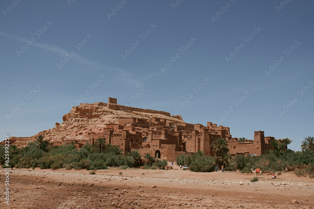 Panoramica di una casbah nel deserto del marocco