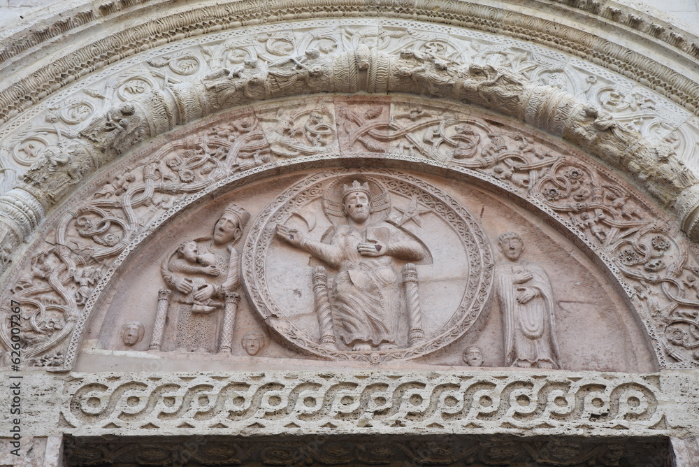 Portail en façade à la basilica San Rufino à Assisi. Italie