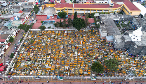 Día de muertos en Mixquic, desde dron. Campo santo vista lateral.