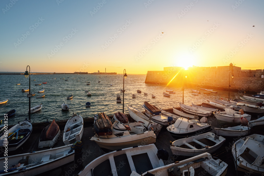 Obraz premium La Caleta Beach, Castle of Santa Catalina and Castle of San Sebastian at sunset - Cadiz, Andalusia, Spain