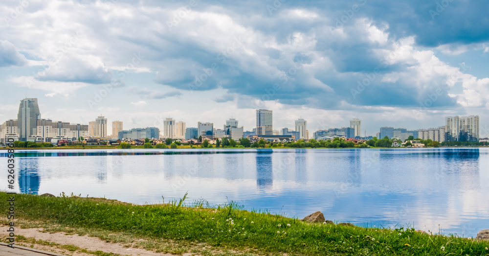 Naklejka premium Water view of buildings with the water of river in the foreground