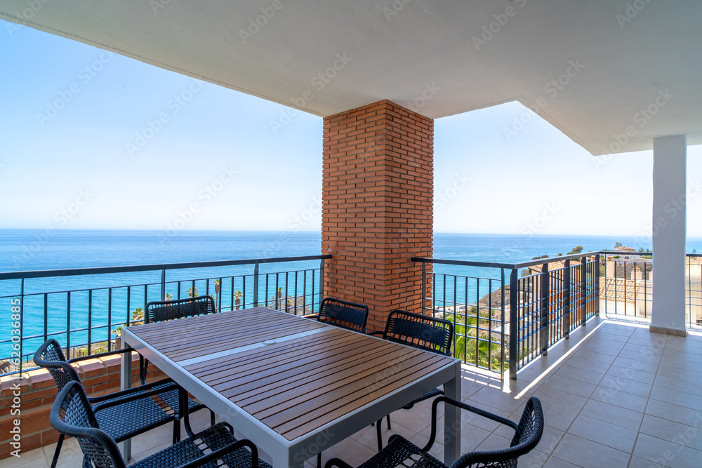 Fototapeta premium Terraza de una casa con vistas al mar