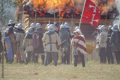 Fototapeta Naklejka Na Ścianę i Meble -  Płonący dom i rycerze. Bitwa pod Grunwaldem. Polska - Mazury - Warmia.