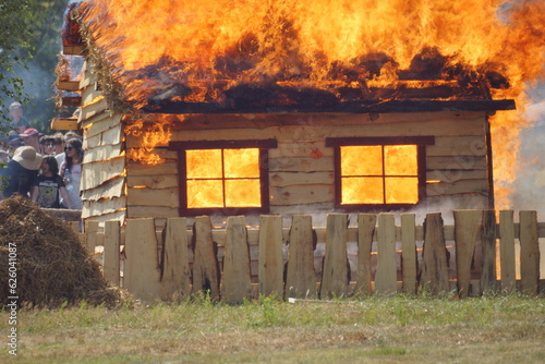 Fototapeta Naklejka Na Ścianę i Meble -  Płonący dom. Grunwald. Inscenizacja bitwy. Polska - Mazury - Warmia.