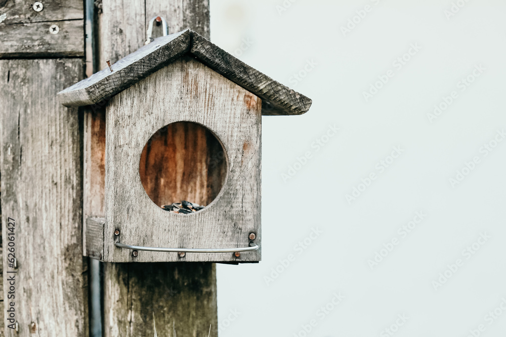 Vogelfütterung, Holzvogelhaus, Fütterung für Vögel Vogelfütterung, Holzvogelhaus, Fütterung für Vögel