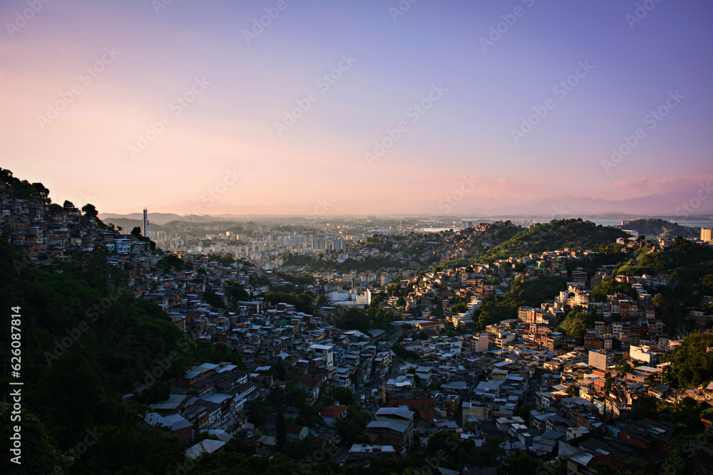 Fototapeta premium Sunset Over the Favelas of Rio de Janeiro
