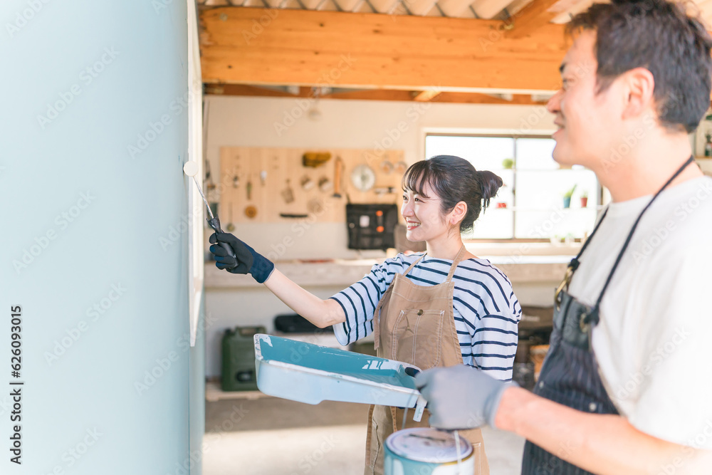 壁の塗装をする日本人の男女の後ろ姿(DIY・リノベーション・リフォーム)
壁の塗装をする日本人の男女の後ろ姿(DIY・リノベーション・リフォーム)