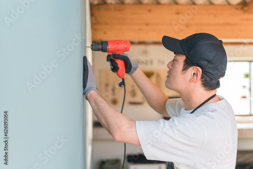 電動ドライバー・電動ドリルを使う日本人男性（DIY）
 photo