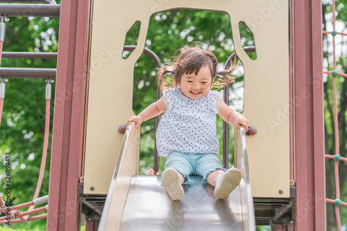 公園の滑り台で遊ぶ子供（女の子）
 photo