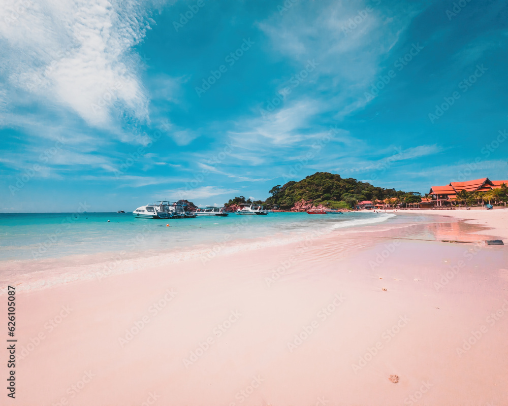 Fototapeta premium Beautiful tropical beach and mountains in Redang Island, Terengganu, Malaysia.
