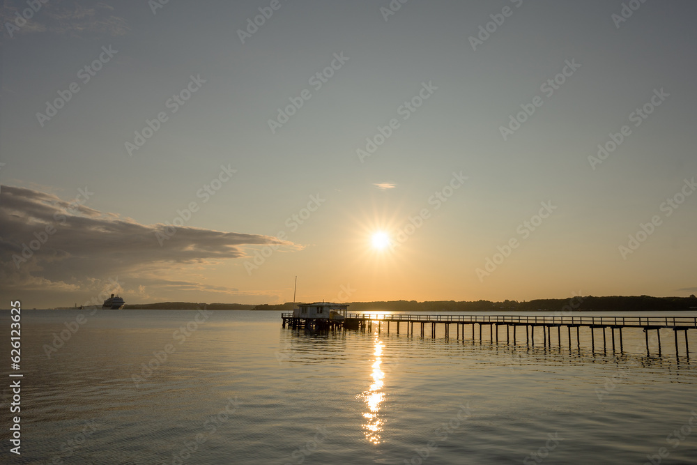Bootshalle an der Kieler Förde beim Sonnenaufgang