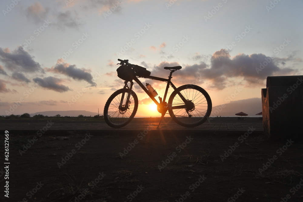 Fototapeta premium Cycling to the beach on a sunny morning
