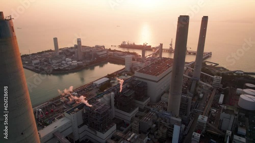 vue aerienne de la centrale électrique de charbon et ses cheminées au coucher du soleil sur l'ile de Lama à Hong Kong en Chine photo