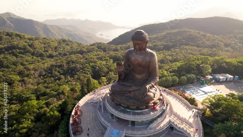 Vue aérienne de la grande statue en bronze de Bouddha Tian Tan perchée en haut de sa colline sur l'île de Lantau, Hong Kong, Chine. Un monument bouddhiste vu du ciel à visiter. photo