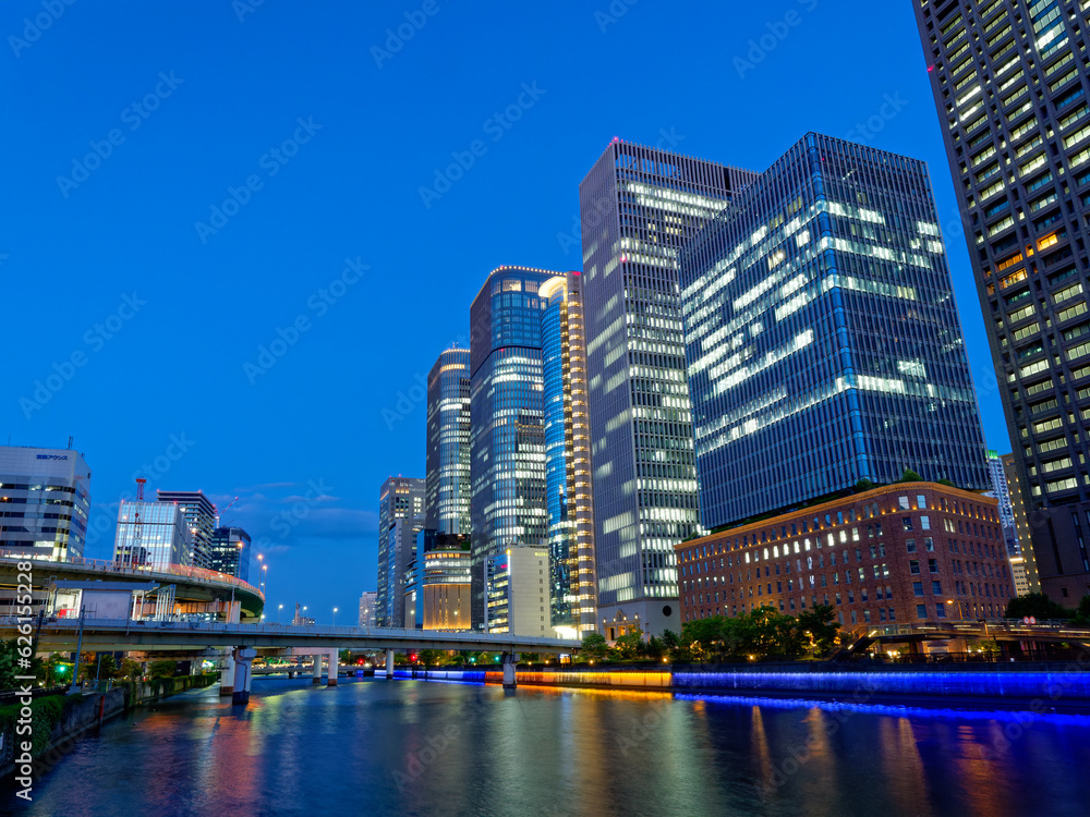 夕暮れの大阪中之島 田蓑橋から見る高層ビル群と堂島川