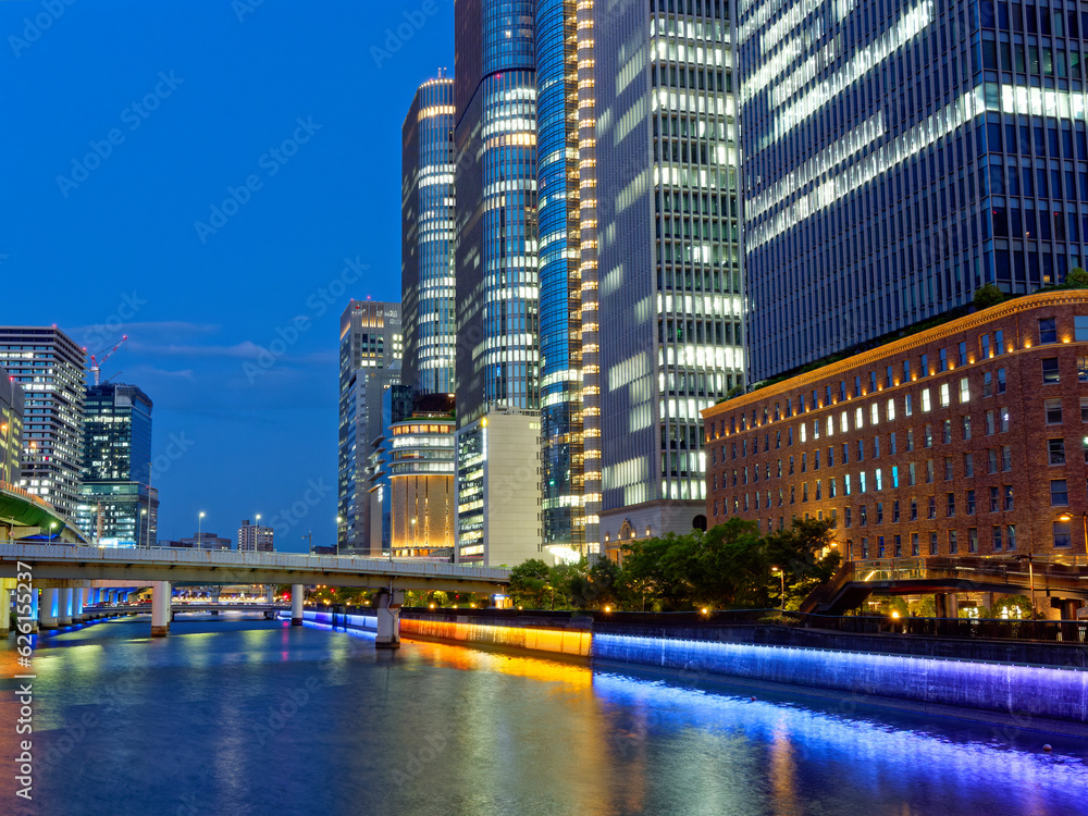 夕暮れの大阪中之島 田蓑橋から見る高層ビル群と堂島川