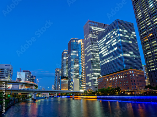夕暮れの大阪中之島 田蓑橋から見る高層ビル群と堂島川 © Loco