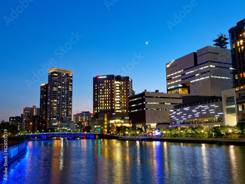 夕暮れの大阪 ほたるまちのビル群とライトアップされた堂島川周辺