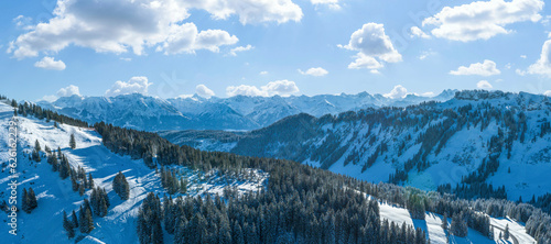 Blick vom Skigebiet Grasgehren in die frisch verschneiten Allgäuer Alpen 