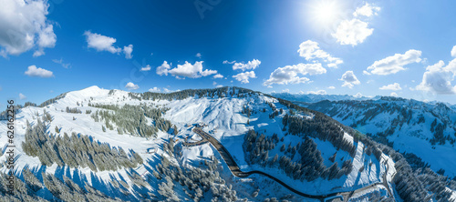 Panorama-Blick auf das Skigebiet Grasgehren am Riedbergpaß im Allgäu von oben © ARochau