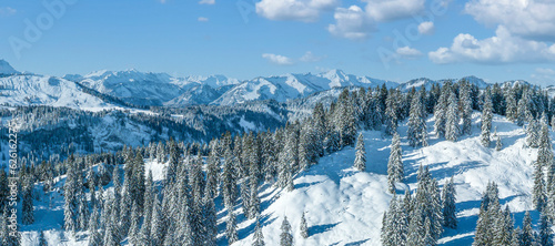 Blick vom Skigebiet Grasgehren in die frisch verschneiten Vorarlberger Alpen 