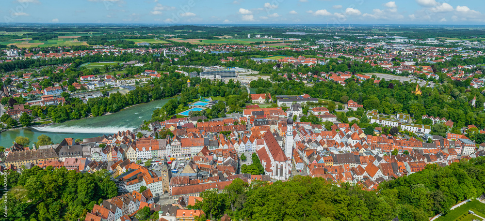 Panorama der Altstadt von Landsberg am Lech von oben