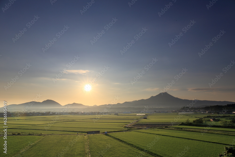 田園風景の広がる鳥取県の伯耆大山と日の出