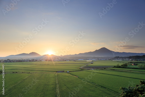 田園風景の広がる鳥取県の伯耆大山と日の出