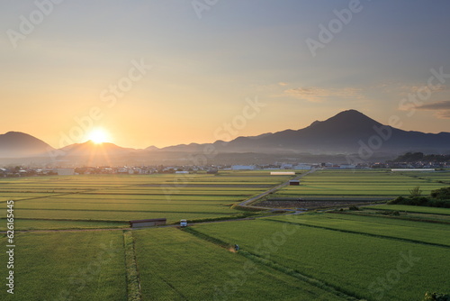 田園風景の広がる鳥取県の伯耆大山と日の出