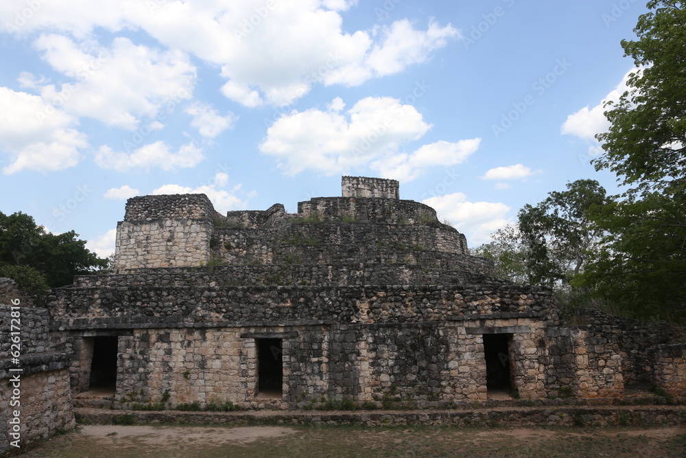 ruinas de la cultura maya, Ycatan, cielo azul con nubes.