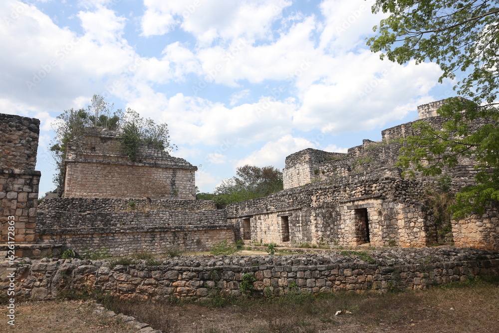 ruinas de la cultura maya, Ycatan, cielo azul con nubes. ruinas de la cultura maya, Ycatan, cielo azul con nubes.