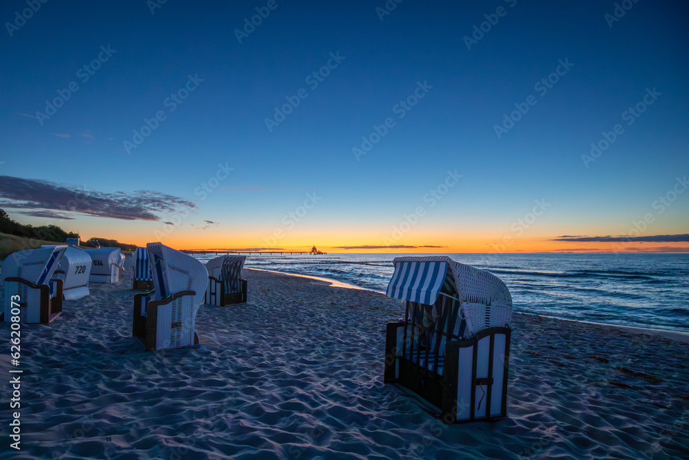 Nach Sonnenuntergang am Strand in Zingst an der Ostsee. Nach Sonnenuntergang am Strand in Zingst an der Ostsee.