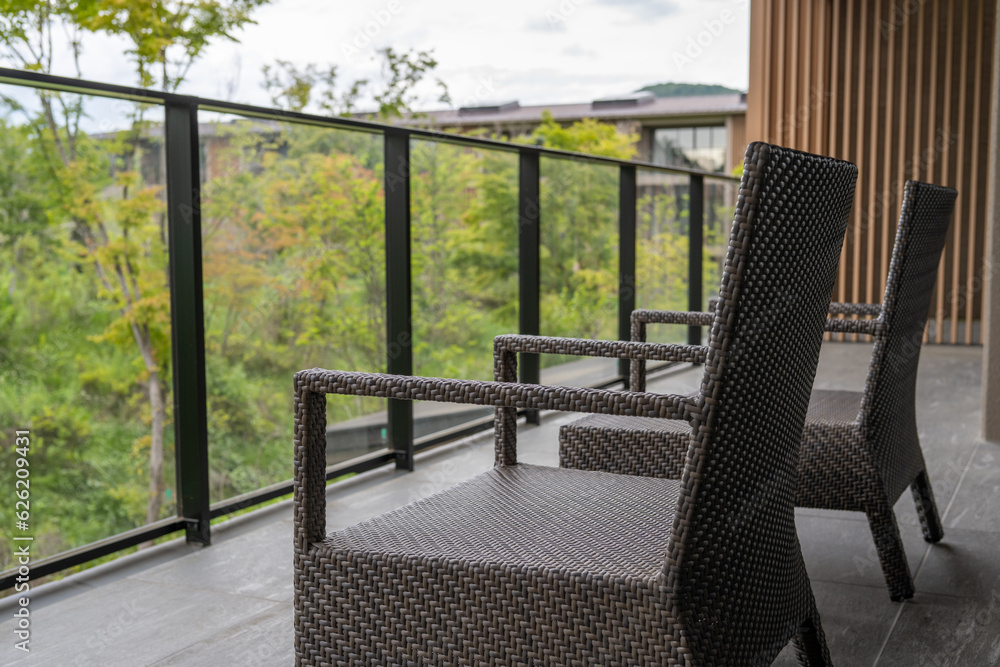 高原の森を望むバルコニー　休暇やワーケーションのイメージ　garden furniture at  highland resort 