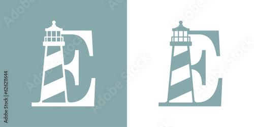 Logo Nautical. Icono de torre marítima en puerto. Letra inicial E con faro de luz