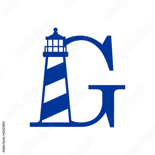 Logo Nautical. Icono de torre marítima en puerto. Letra inicial G con faro de luz