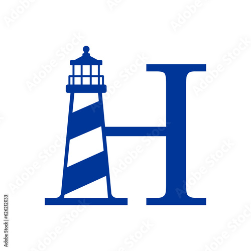 Logo Nautical. Icono de torre marítima en puerto. Letra inicial H con faro de luz