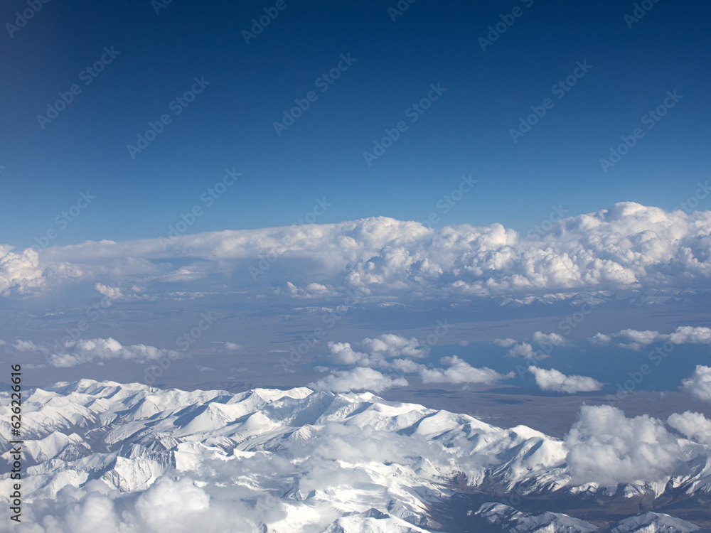 Naklejka premium snow mountain and clouds
