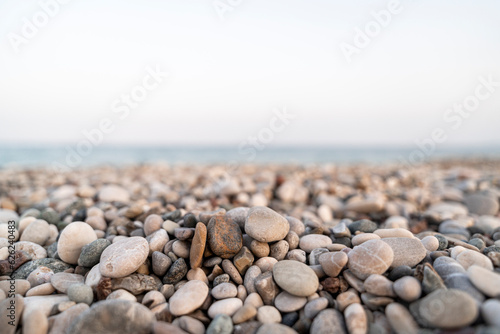 Strand mit Steinen und Ausblick auf das Meer in der Hitze des Sommers