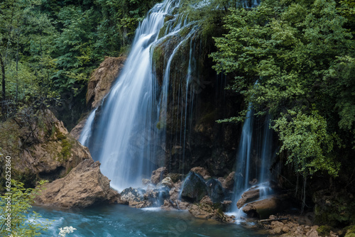 Fototapeta Naklejka Na Ścianę i Meble -  Majestatyczny wodospad w Chorwackiej miejscowości Rastoke