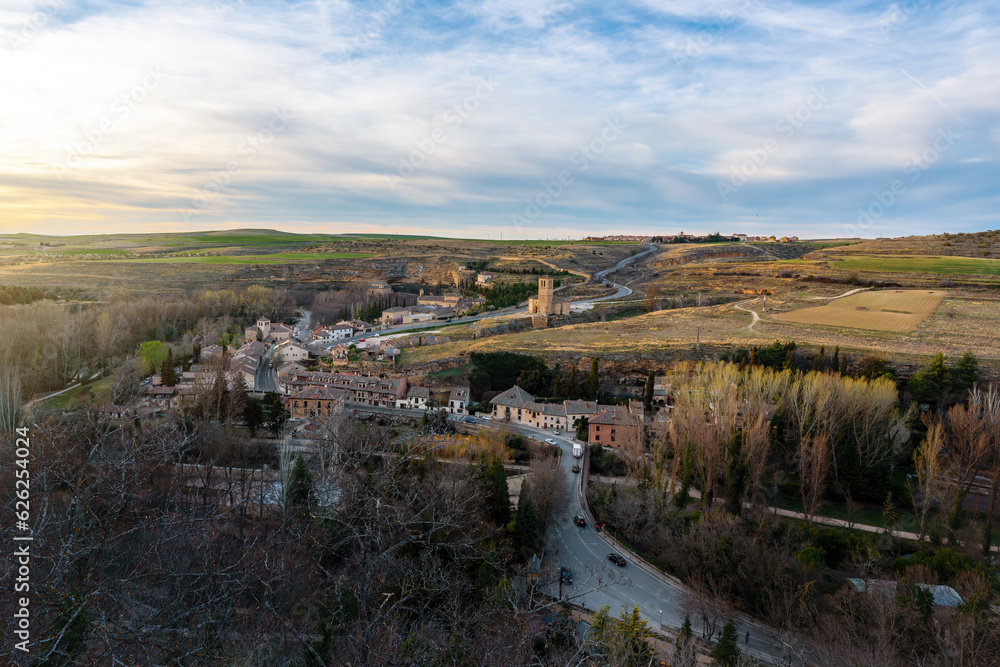 Obraz premium Aerial view from Eresma Valley Viewpoint with Vera Cruz Church - Segovia, Spain